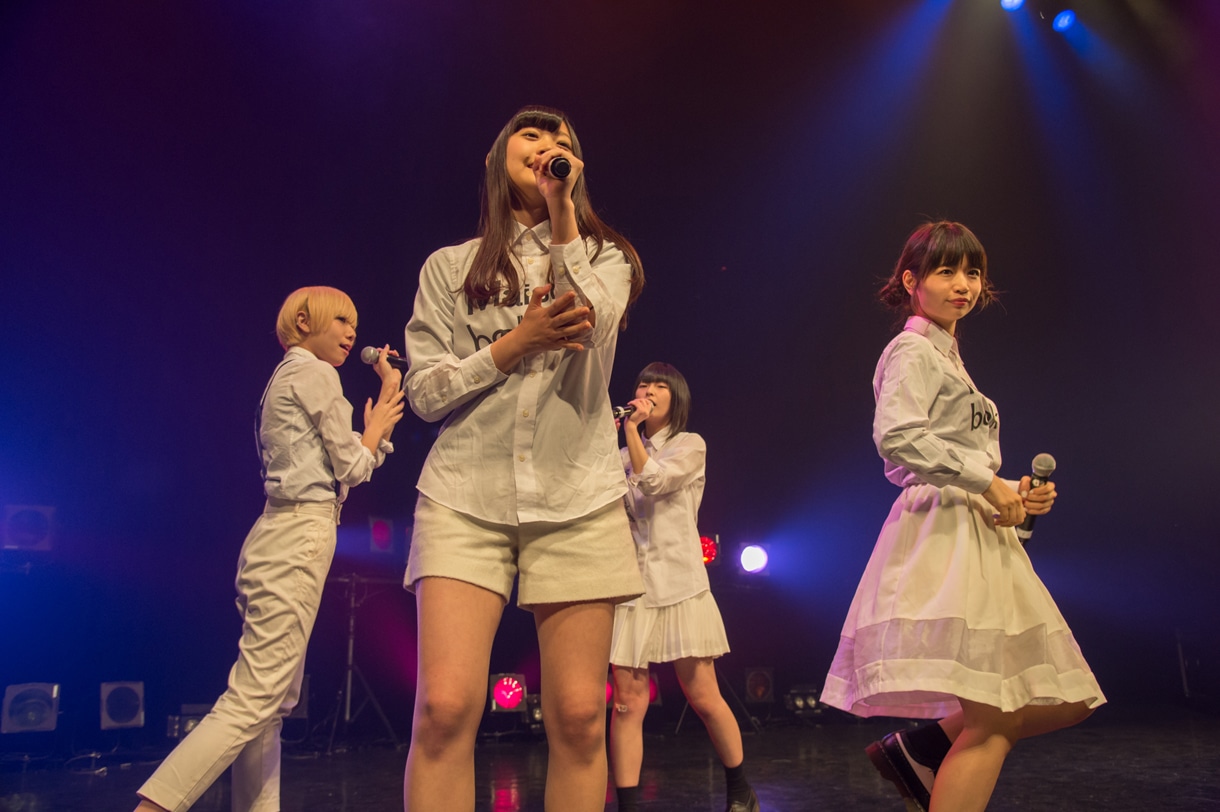 Maison book girlによるライブの様子。