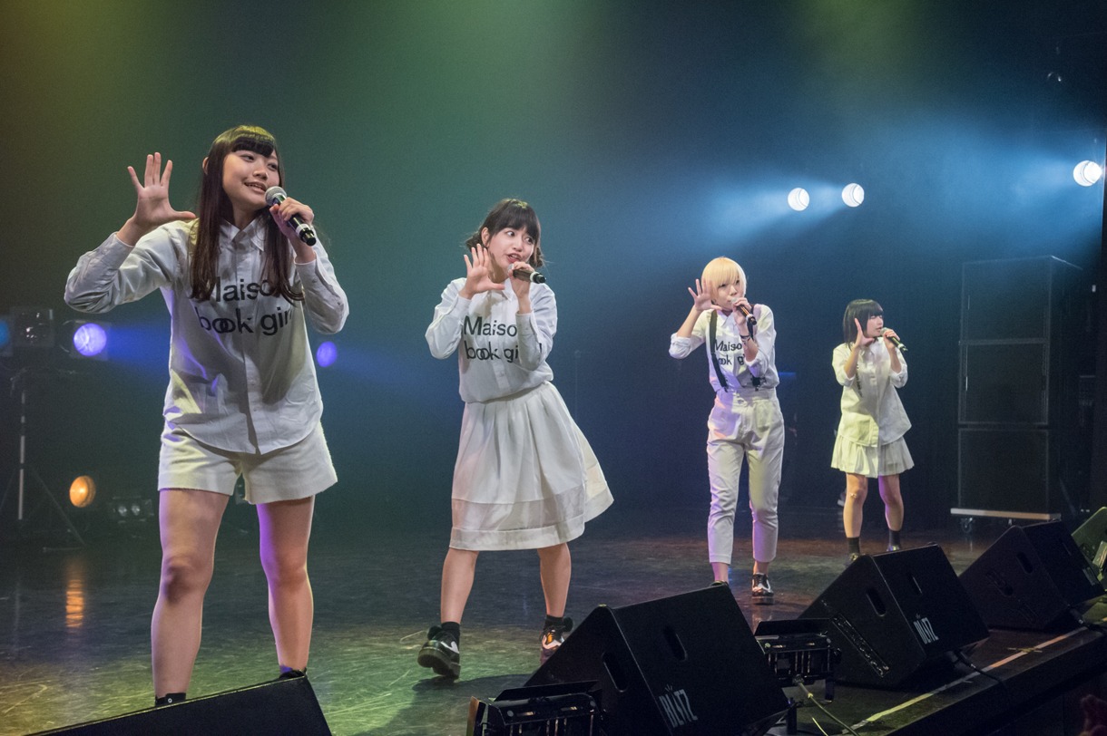 Maison book girlによるライブの様子。