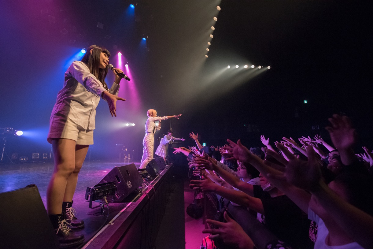 Maison book girlによるライブの様子。