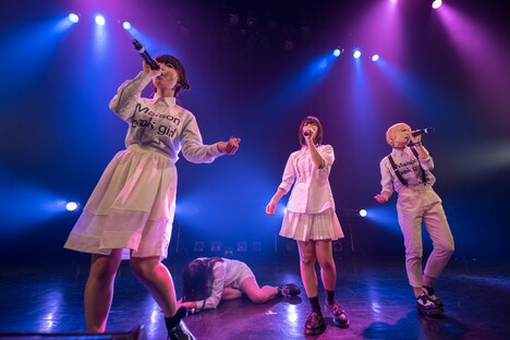 Maison book girlによるライブの様子。