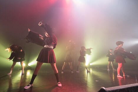 BELLRING少女ハートによるライブの様子。