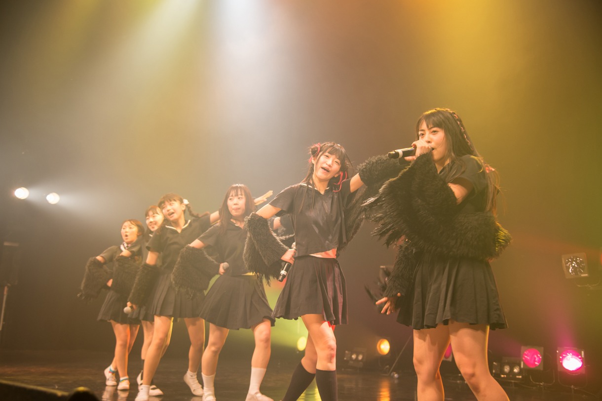 BELLRING少女ハートによるライブの様子。