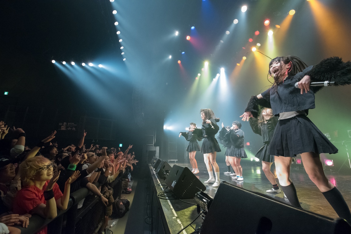 BELLRING少女ハートによるライブの様子。