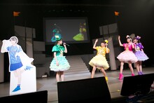 たこやきレインボー「俺のたこ虹ライブ」の様子。