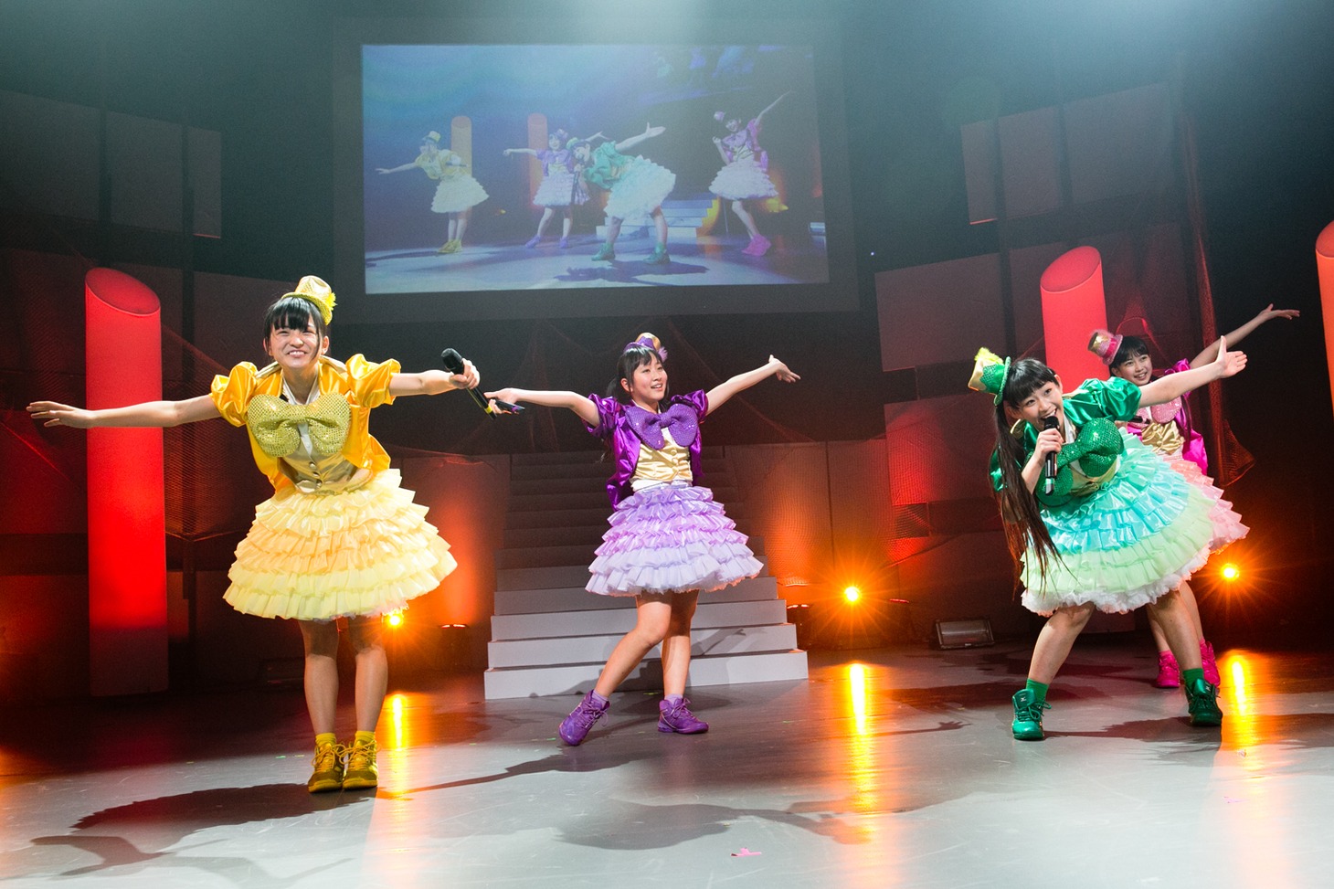 たこやきレインボー「俺のたこ虹ライブ」の様子。