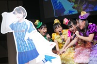 円陣を組むたこやきレインボー。