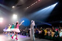 たこやきレインボー「俺のたこ虹ライブ」の様子。