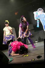 土下座する安藤ゆず（チームしゃちほこ）。