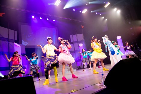 たこやきレインボー「俺のたこ虹ライブ」の様子。