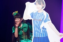 春名真依のパネルから覗く根岸可蓮。