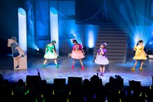 たこやきレインボー「俺のたこ虹ライブ」の様子。