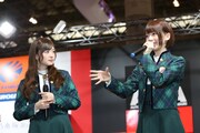 左から白石麻衣、橋本奈々未。
