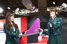 「乃木坂46navi」をアピールする白石麻衣（左）と橋本奈々未（右）。