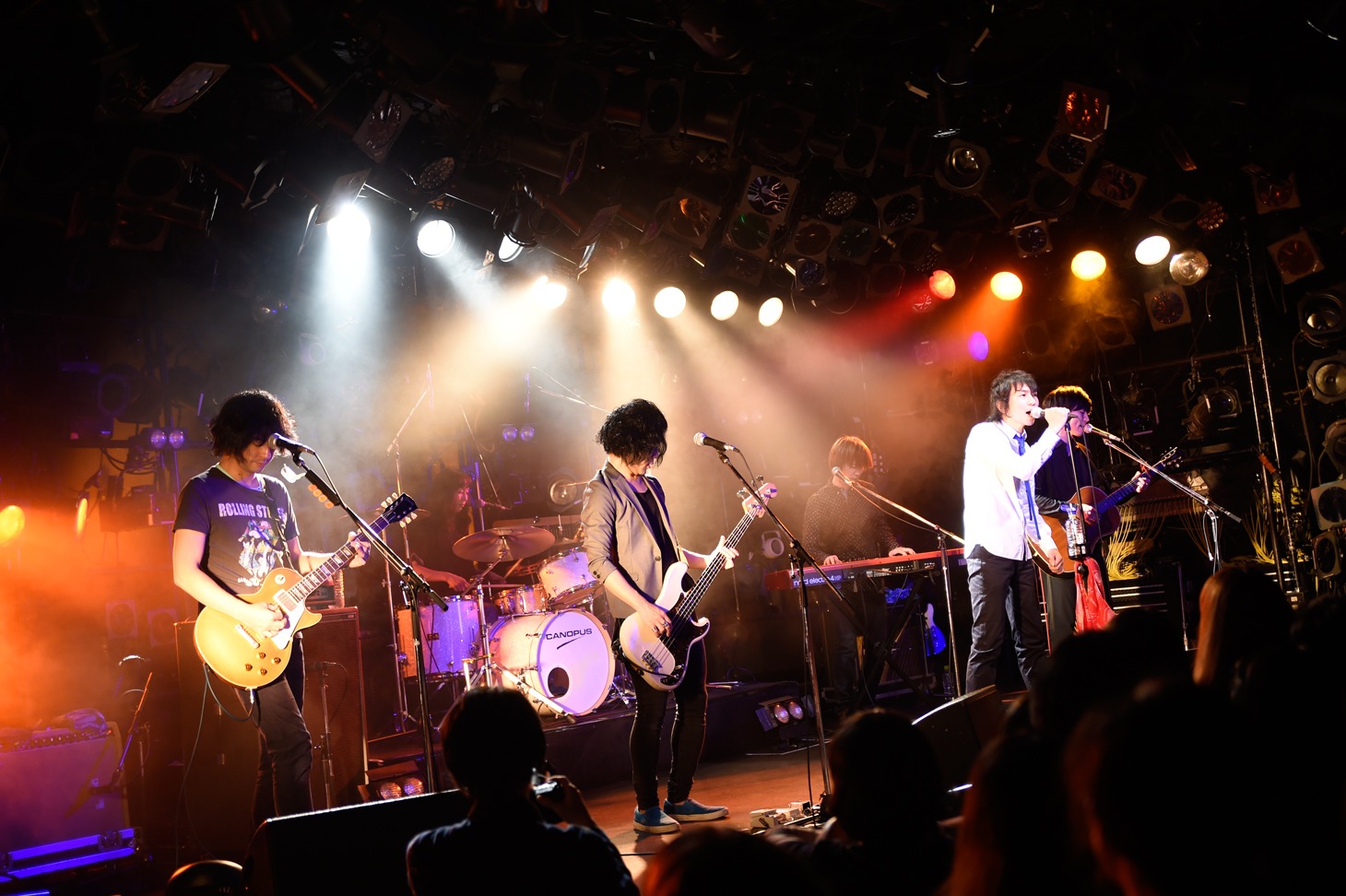 「つばき『真夜中の僕、フクロウと嘘』発売記念ツアー～夜行性の三羽の夢と嘘～」東京・渋谷CLUB QUATTRO公演の様子。（撮影：小川舞）