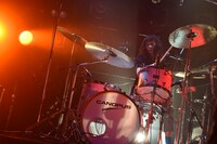 岡本奈穂子（Dr）（撮影：小川舞）