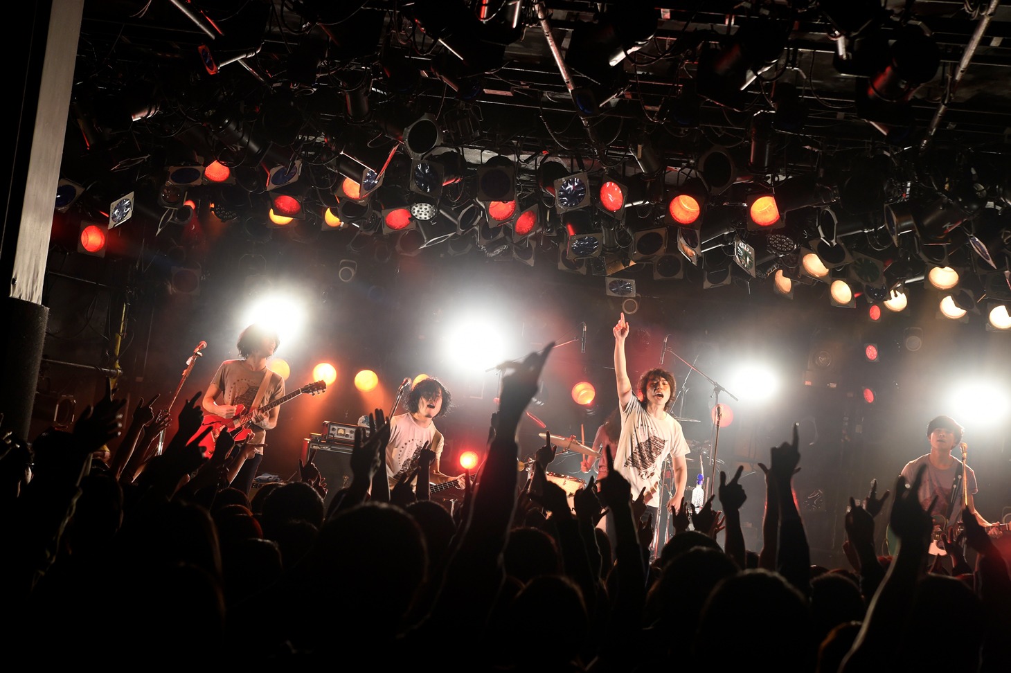 「つばき『真夜中の僕、フクロウと嘘』発売記念ツアー～夜行性の三羽の夢と嘘～」東京・渋谷CLUB QUATTRO公演の様子。（撮影：小川舞）