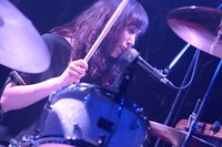 岡本奈穂子（Dr）（撮影：小川舞）