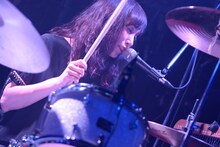 岡本奈穂子（Dr）（撮影：小川舞）