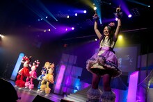 「colors」を披露するチームしゃちほこ。