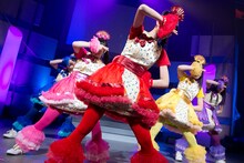 「colors」を披露するチームしゃちほこ。