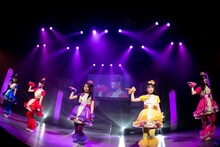 「シャンプーハット」を披露するチームしゃちほこ。