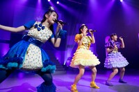 「15のメランコリー」を歌う“たこやきレインボー feat.咲良菜緒”。