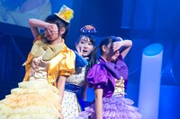 「15のメランコリー」を歌う“たこやきレインボー feat.咲良菜緒”。