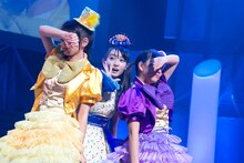 「15のメランコリー」を歌う“たこやきレインボー feat.咲良菜緒”。