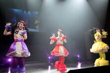 「私はセンター」を歌う大黒柚姫、秋本帆華、伊藤千由李。