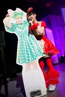 坂本遥奈のパネルを抱えながら歌う秋本帆華。