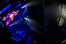 安藤ゆずと伊藤千由李が「crossing field」を歌う様子。