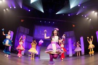 大黒柚姫が「ロマンティック 浮かれモード」を披露する様子。