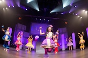 大黒柚姫が「ロマンティック 浮かれモード」を披露する様子。