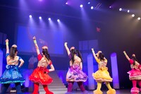 「It's New 世界」で“手羽先キミドリ”色のリストバンドを高く掲げるチームしゃちほこ。