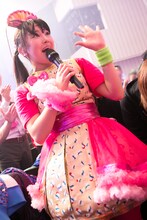 客席に降りた安藤ゆず。