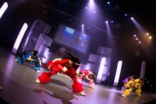 「抱きしめてアンセム」を披露するチームしゃちほこ。