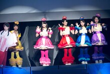 チームしゃちほこ「俺のしゃちほこライブ」の様子。インフルエンザで欠席した坂本遥奈はパネルで登場した（左端）。