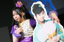 坂本遥奈のパネルに手をかける大黒柚姫。