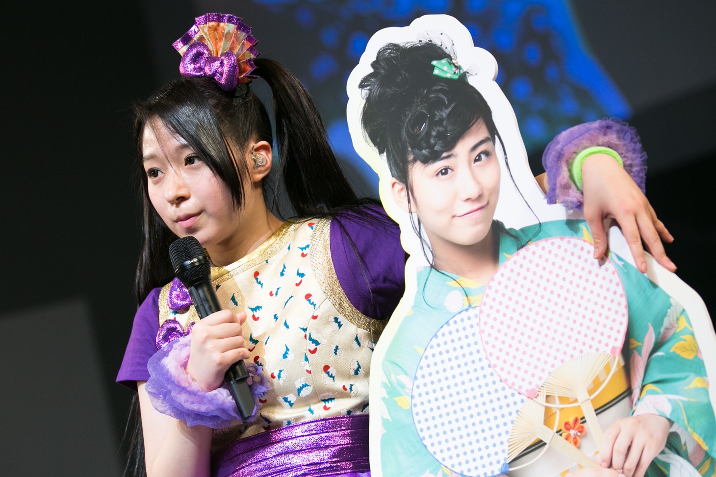 坂本遥奈のパネルに手をかける大黒柚姫。