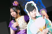 坂本遥奈のパネルに手をかける大黒柚姫。