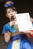 歌詞を手渡された咲良菜緒。