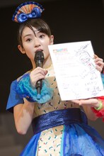 歌詞を手渡された咲良菜緒。