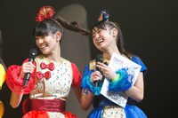 左から秋本帆華、咲良菜緒。