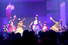 大黒柚姫が「ロマンティック 浮かれモード」を披露する様子。