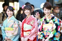 本殿に向かう新成人メンバー。左から桜井玲香、西野七瀬、若月佑美。
