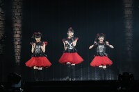 BABYMETAL「LEGEND "2015" ～新春キツネ祭り～」の様子。（Photo by Shingo MIYAAKI）