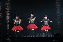 BABYMETAL「LEGEND "2015" ～新春キツネ祭り～」の様子。（Photo by Shingo MIYAAKI）