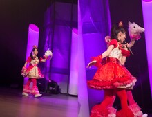 ペガサスの頭を持った安藤ゆずに連れ去られる秋本帆華。