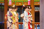 乃木神社本殿で参拝する新成人メンバー。
