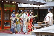 乃木神社本殿で参拝する新成人メンバー。